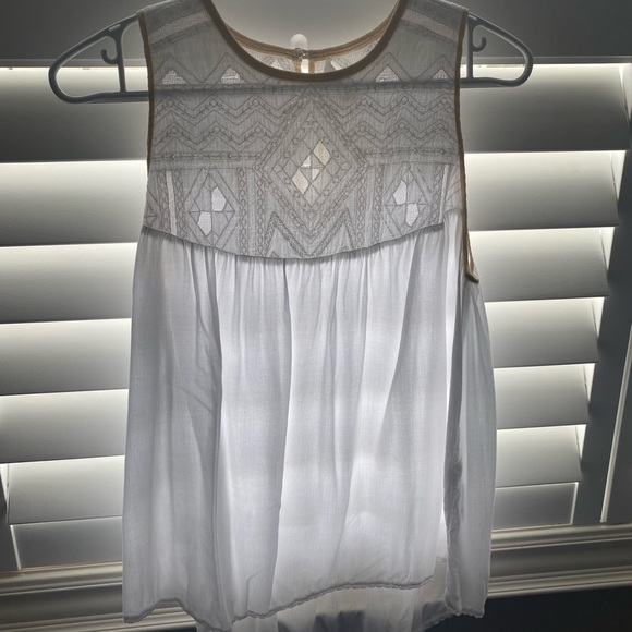 XS Wilfred Eclator Sleeveless Blouse. Excellent condition. From Aritzia. - Picture 2 of 3